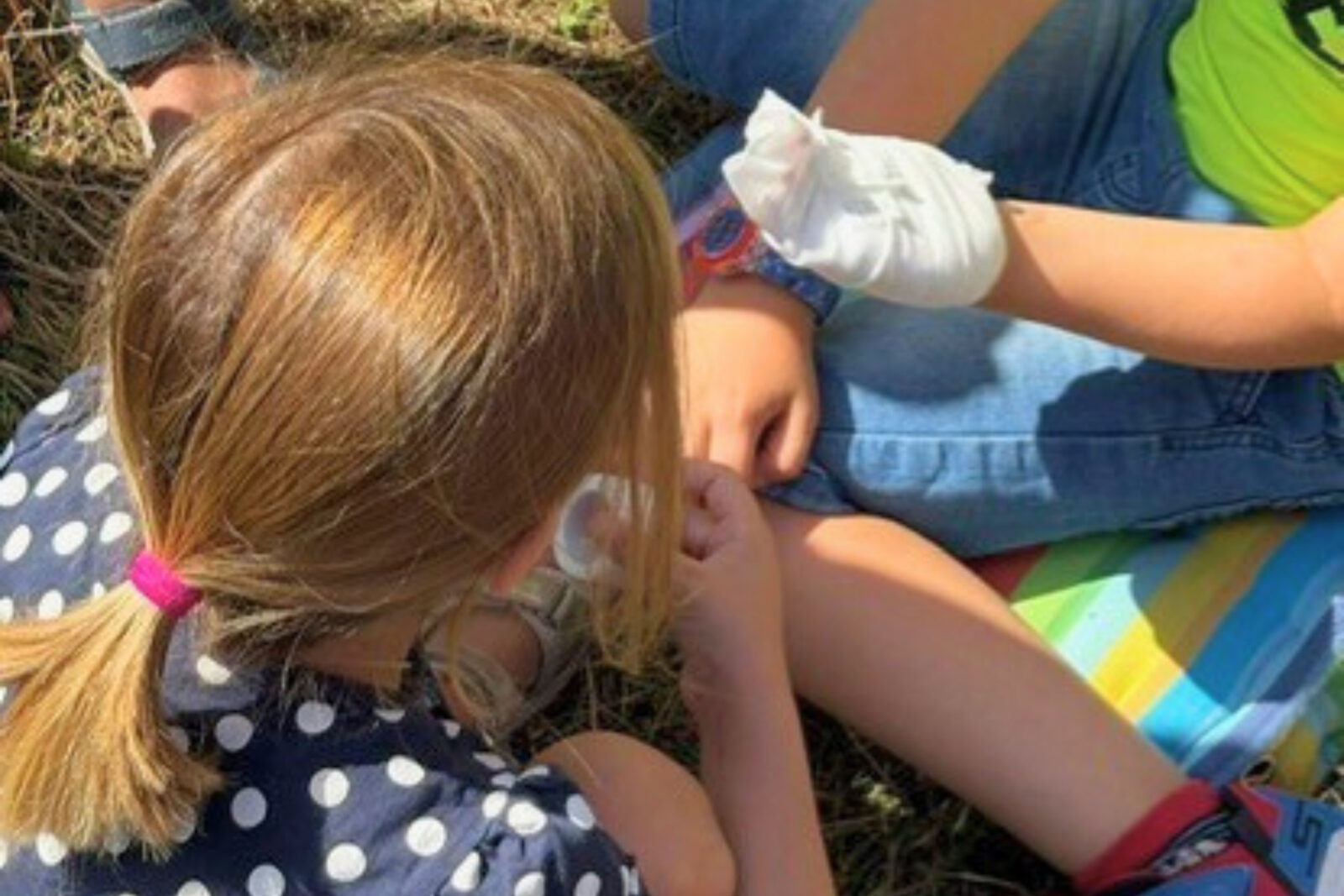 dreieins Kita Aachen - Ein Besuch mit Herz im Floriansdorf: Auf dem Bild zu sehen, sind Kinder, die sich gegenseitig Erste Hilfe leisten.