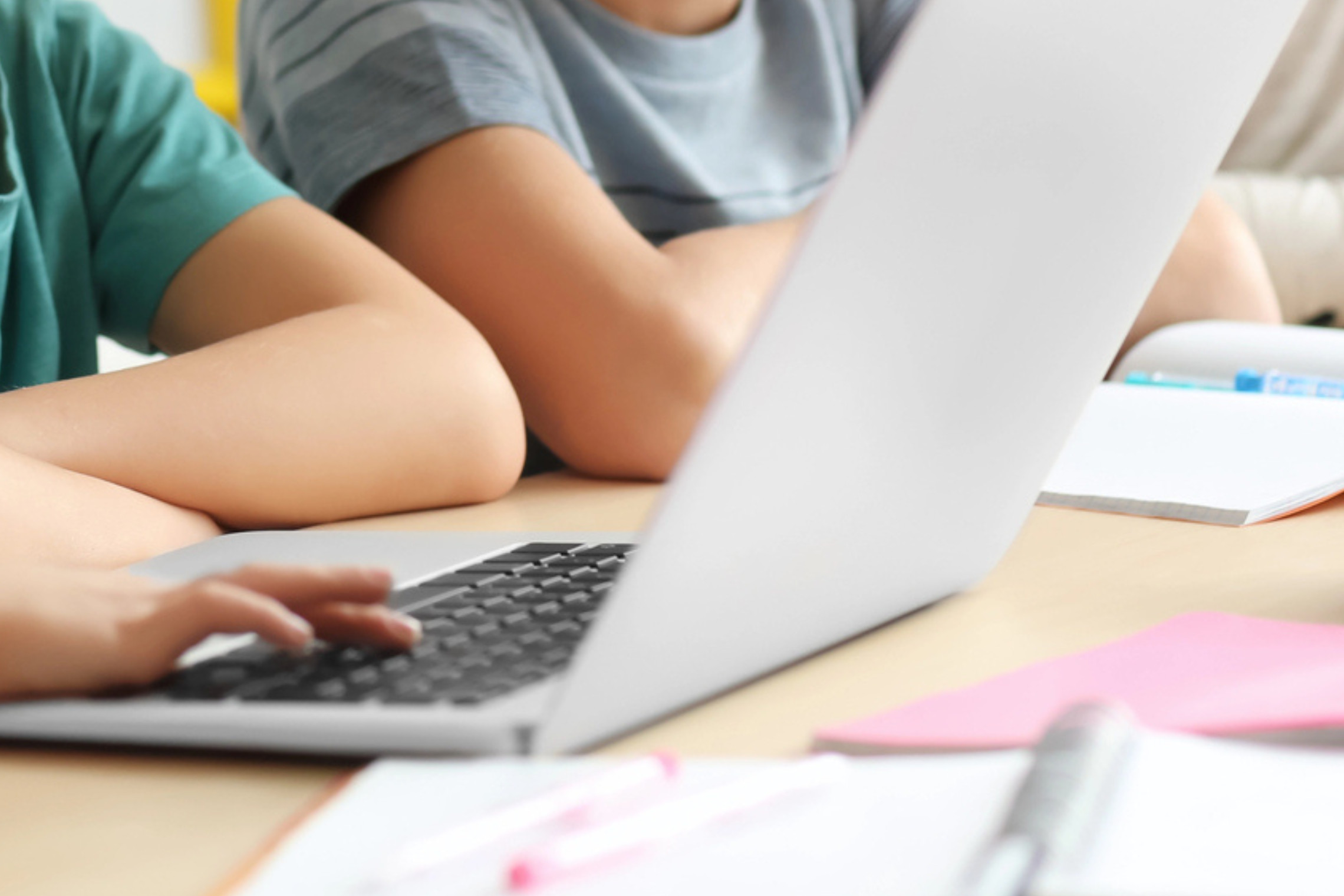 dreieins Innovative Pädagogik – dreieins Grundschule Downloads: Abgebildet sind Kinder an einem Laptop.