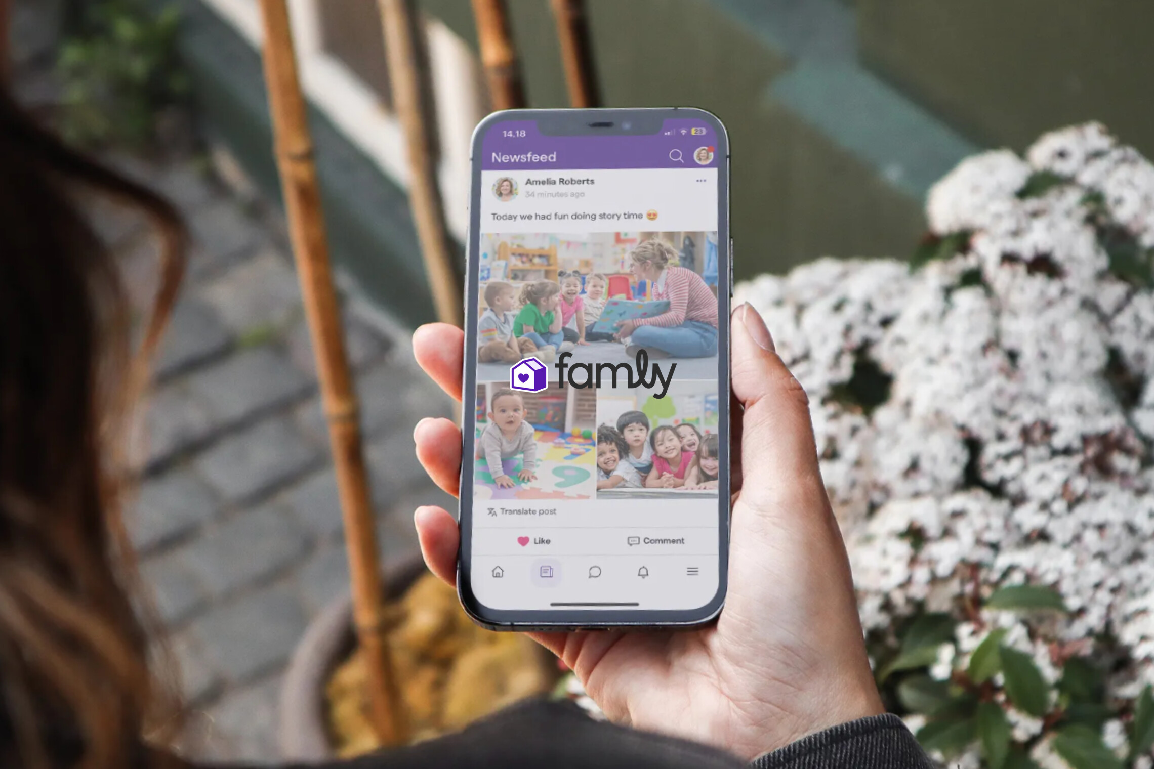 Start der Nutzung der Kita-App Famly in der dreieins Kindertagesstätte Berlin-Kaulsdorf: Abgebildet ist eine Hand, die ein Smartphone hält.