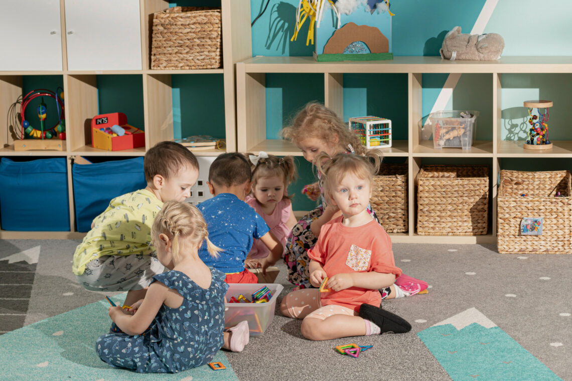 dreieins Innovative Pädagogik – dreieins Kindertagesstätte Berlin-Kaulsdorf Kinder spielen zusammen: Kinder sitzen auf dem Teppich und spielen zusammen.