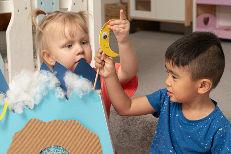 dreieins Innovative Pädagogik – dreieins Kindertagesstätte Berlin-Kaulsdorf Kitaalltag: Zwei Kinder spielen zusammen mit gebastelten Werken.