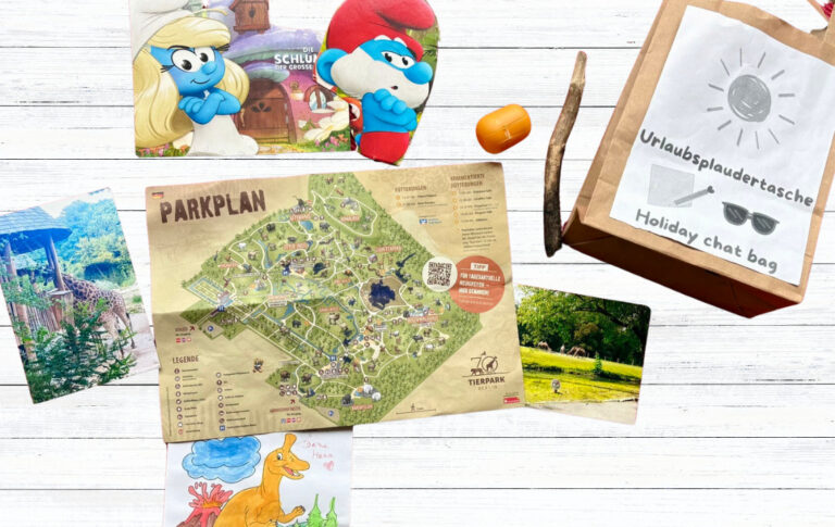 dreieins bilinguale Kindertagesstätte Berlin-Kaulsdorf - Urlaubsplaudertasche: Zu sehen auf dem Bild, ist eine Papiertüte sowie Postkarten und ein Tierpaktplan.