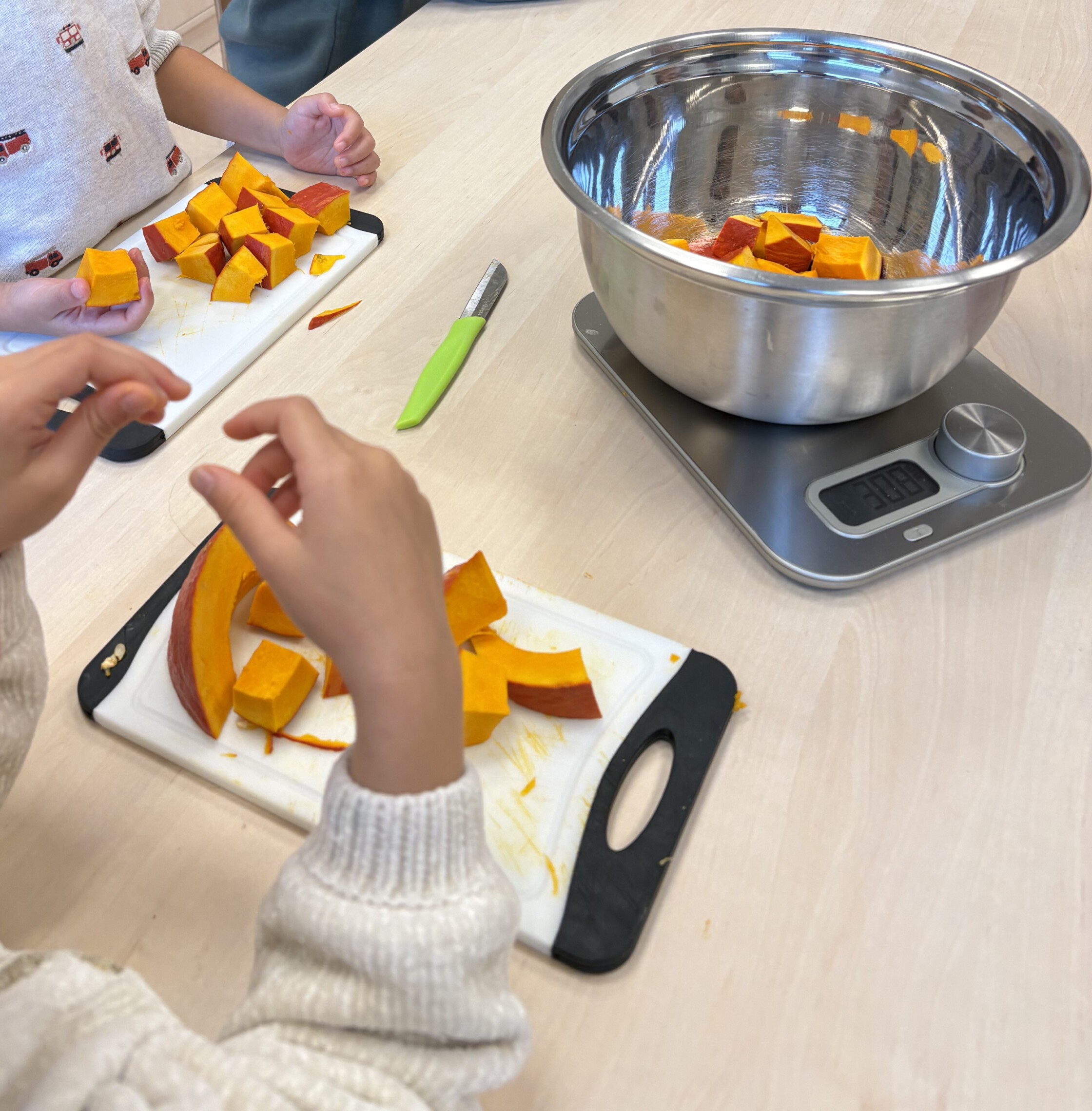 Verarbeitung und wiegen vom Kürbis