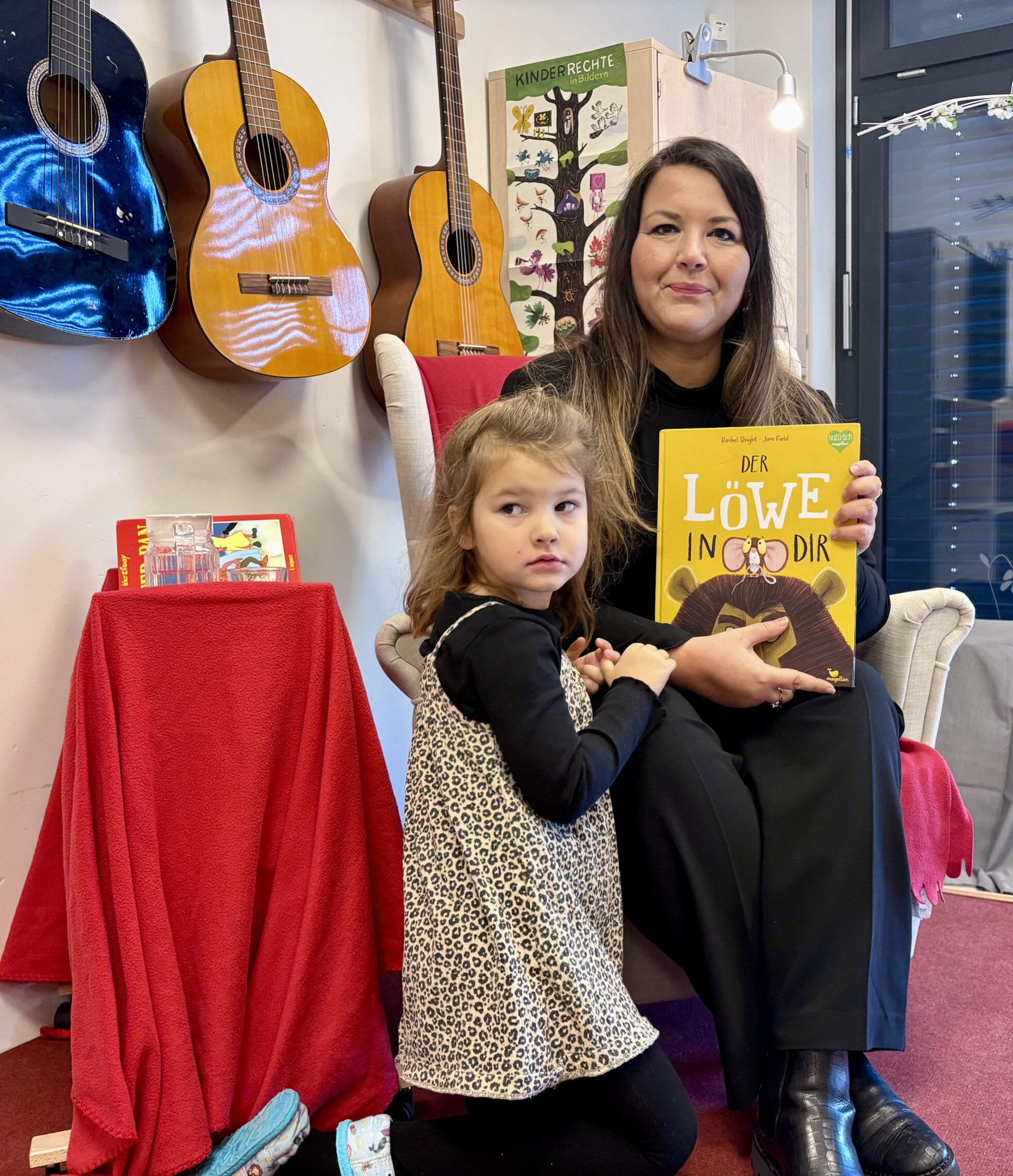 bilinguale-kita-kaulsdorf-vorleserin-buch-loewe-in-dir