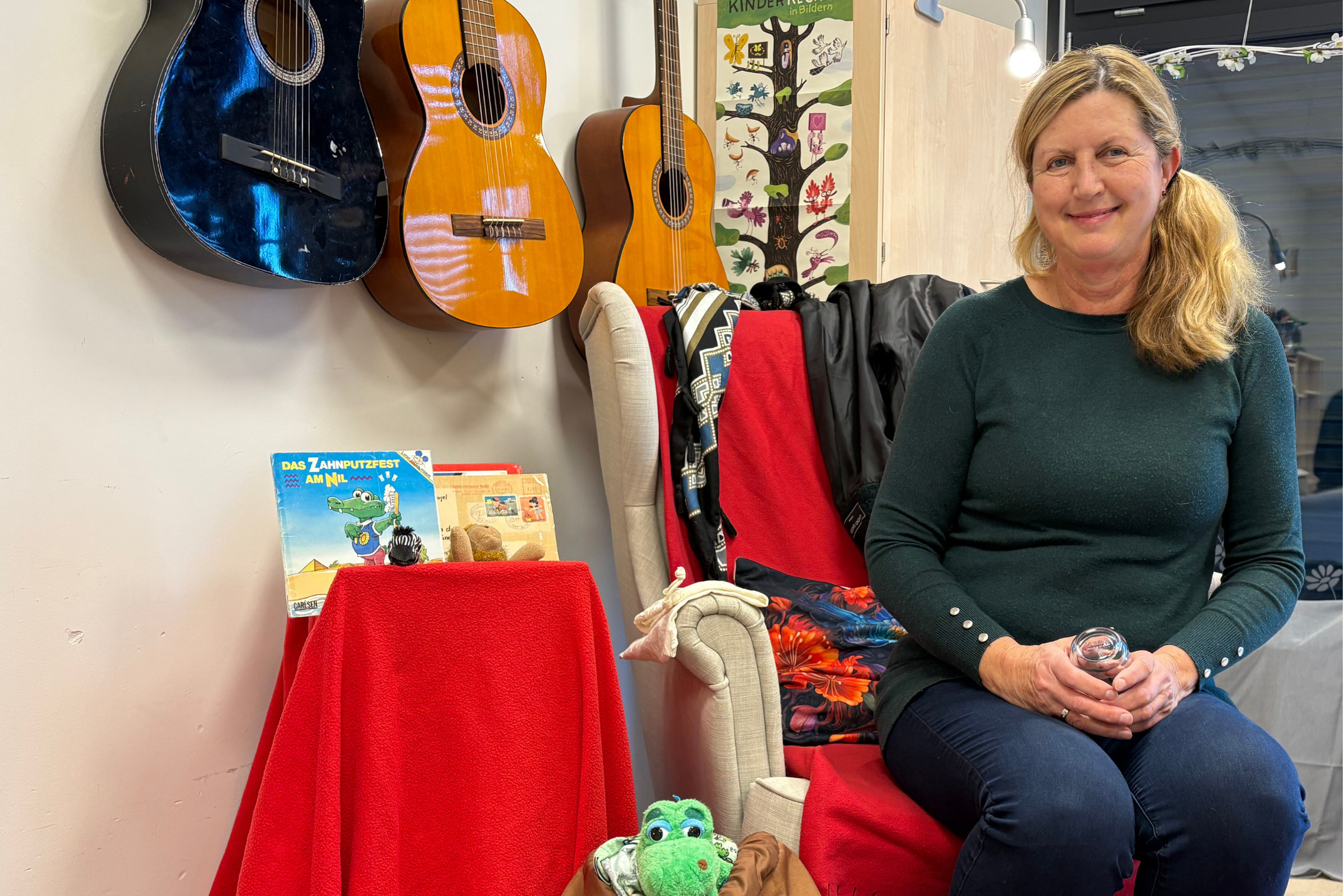 bilinguale Kita in Kaulsdorf, Vorleserin liest das Buch: Der Löwe kann nicht schreiben. 