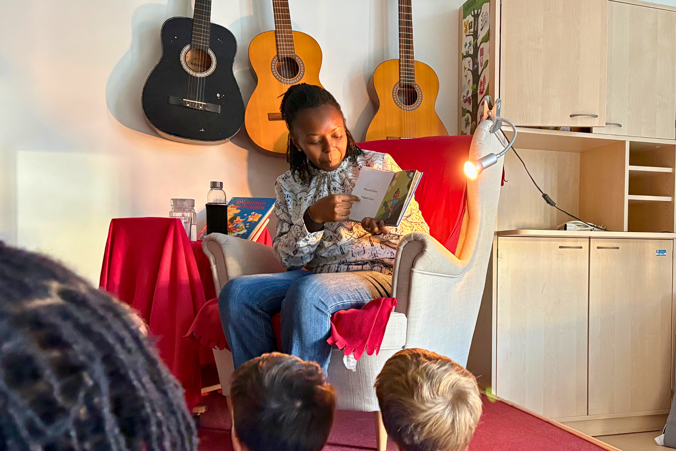 bilinguale Kita Kaulsdorf, Vorleserin liest in Suaheli vor.