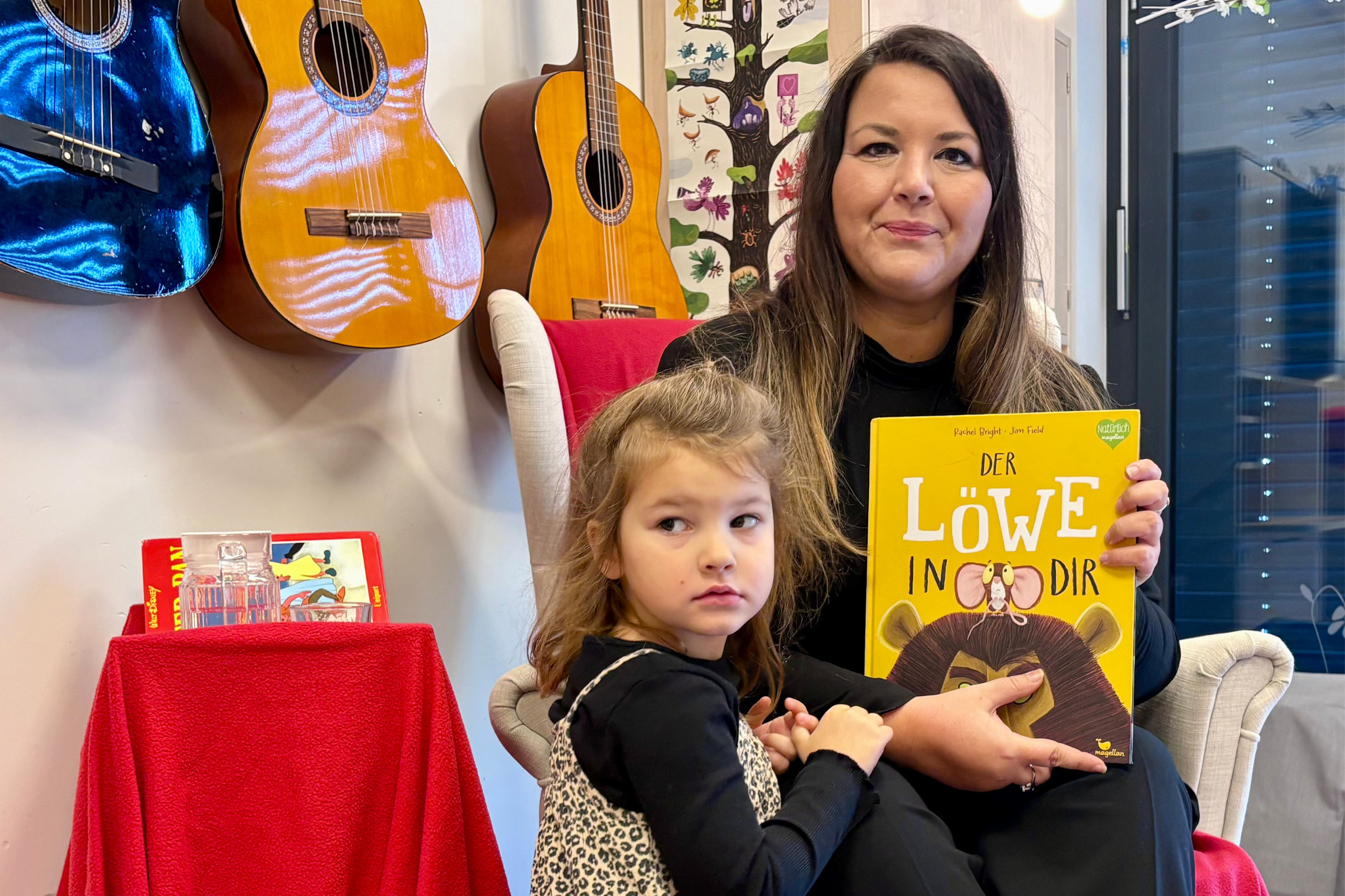 bilinguale Kita in Kaulsdorf. Vorleserin liest mit ihrem Kind das Buch "Der Löwe in  Dir".