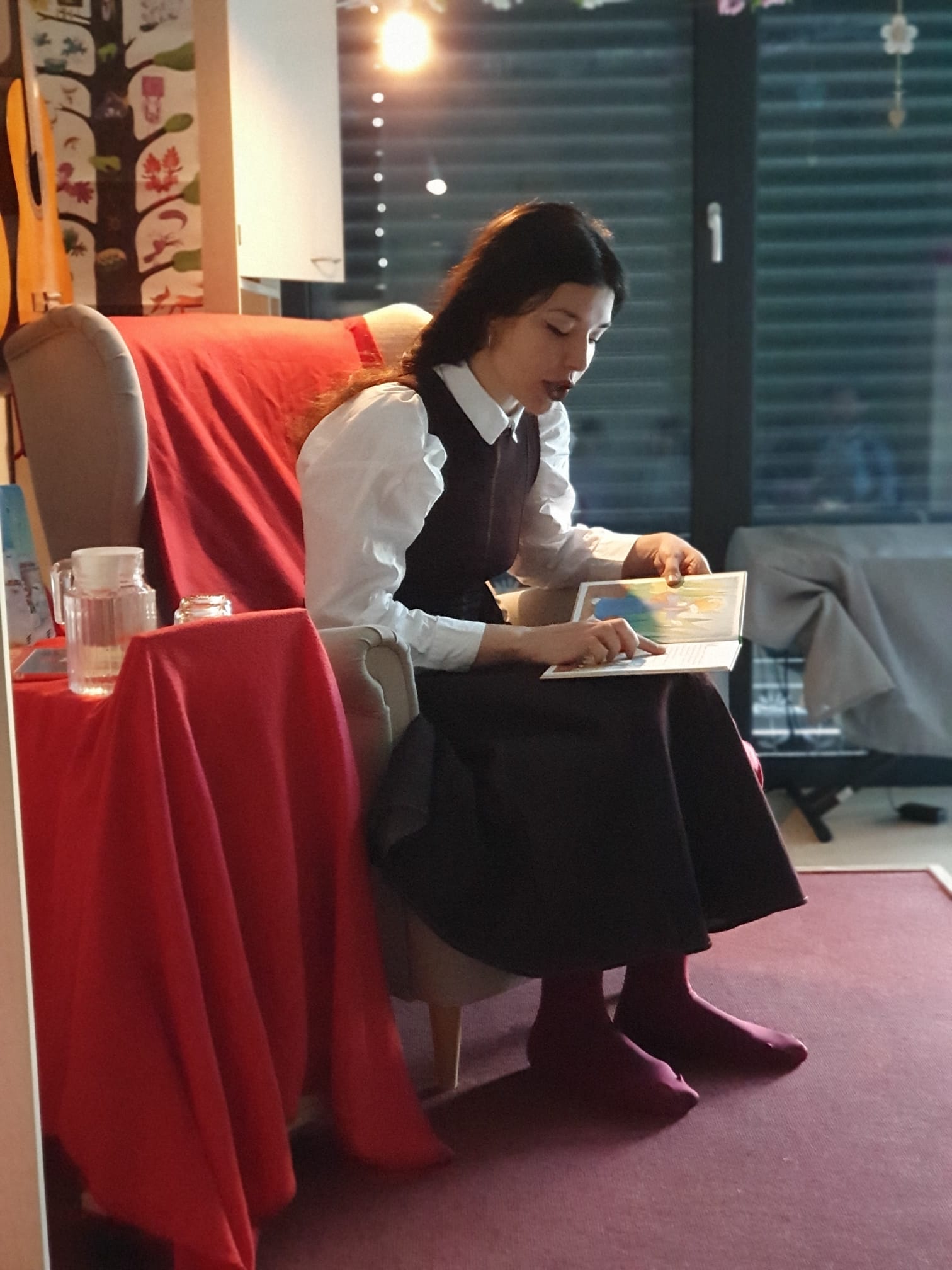 bilinguale kita kaulsdorf-vorleserin mit russisches-buch