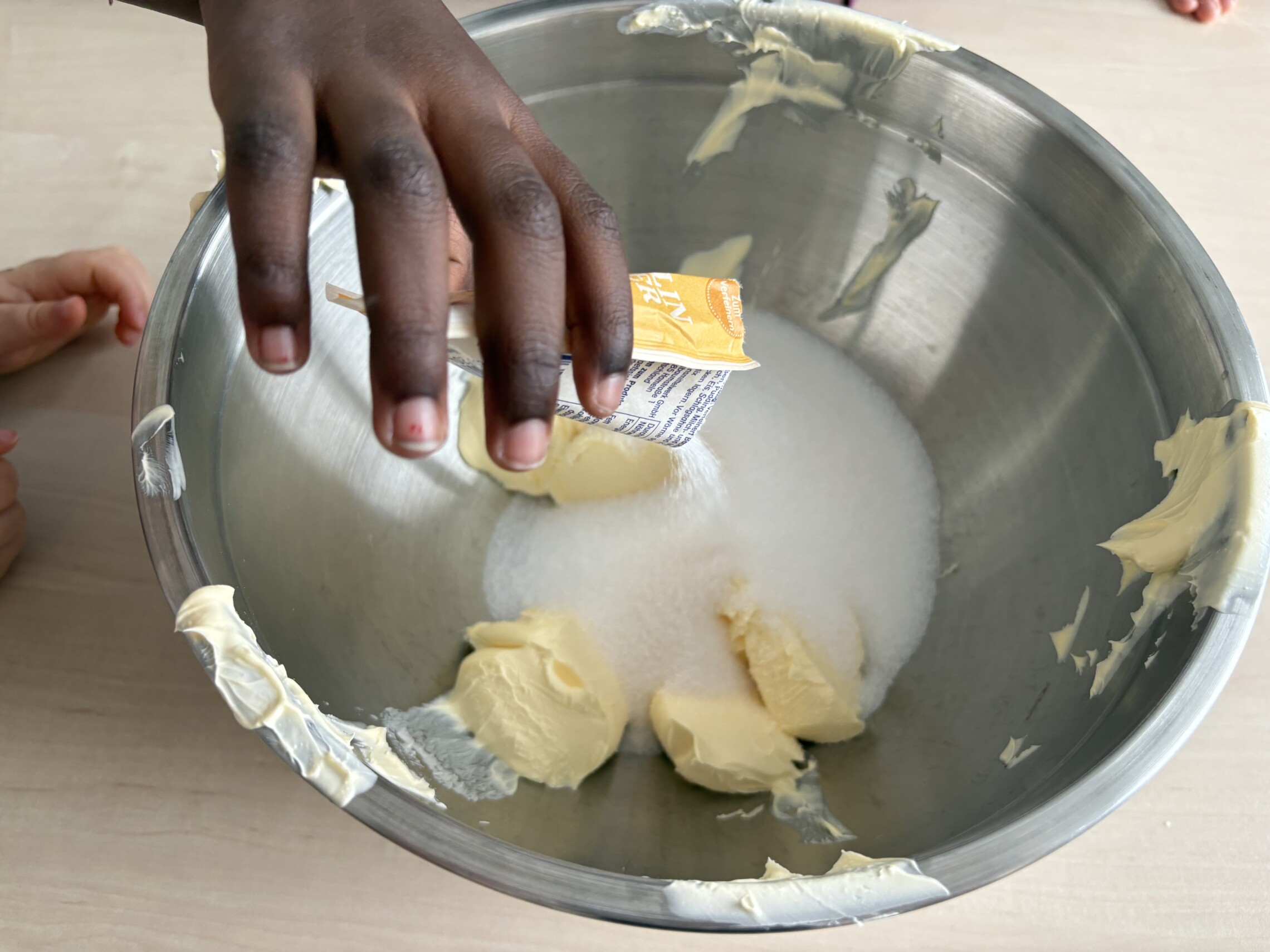 Zutaten in die Schüssel geben