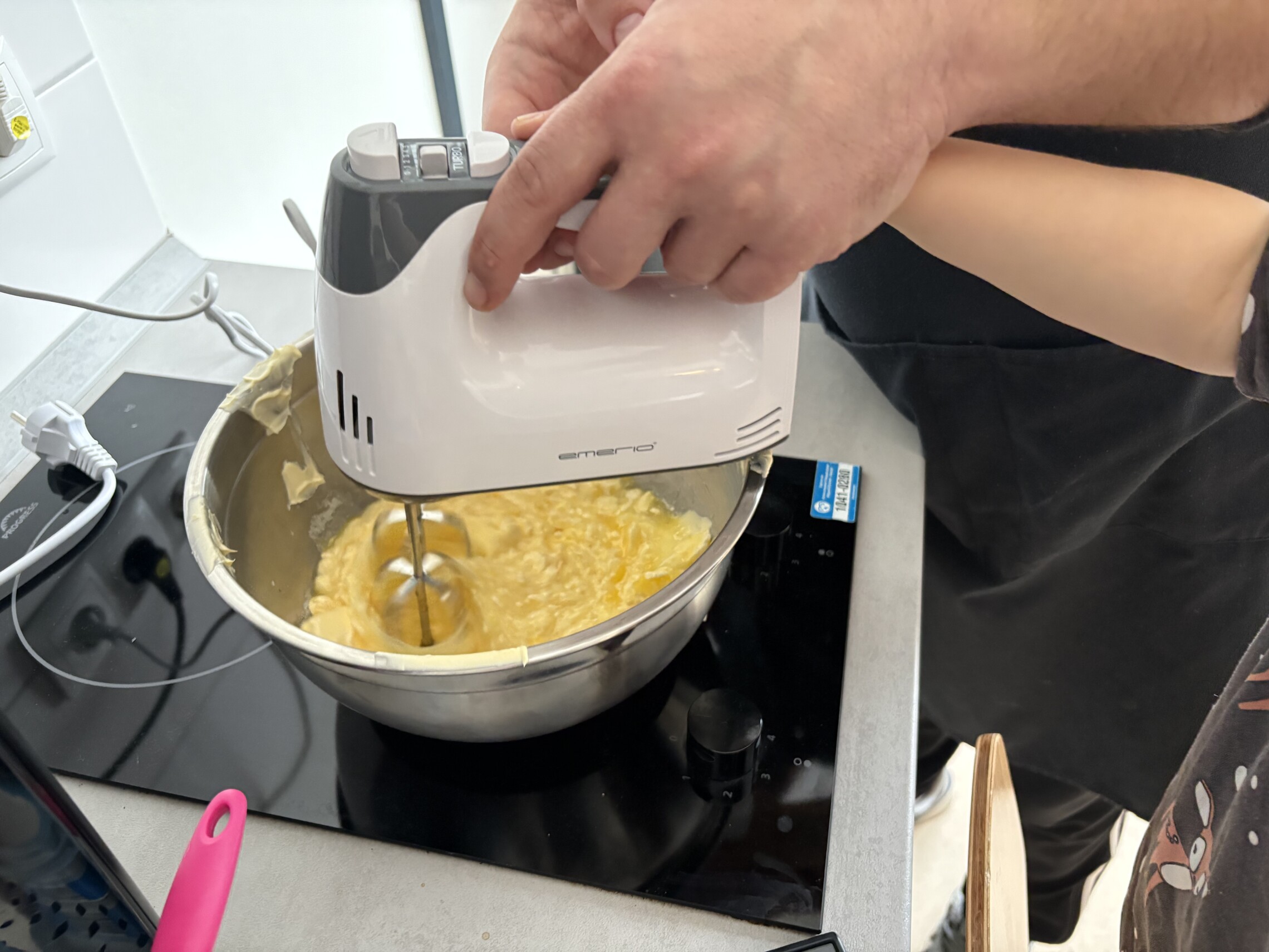 Mit dem Mixer alle Zutaten schaumig mixen.