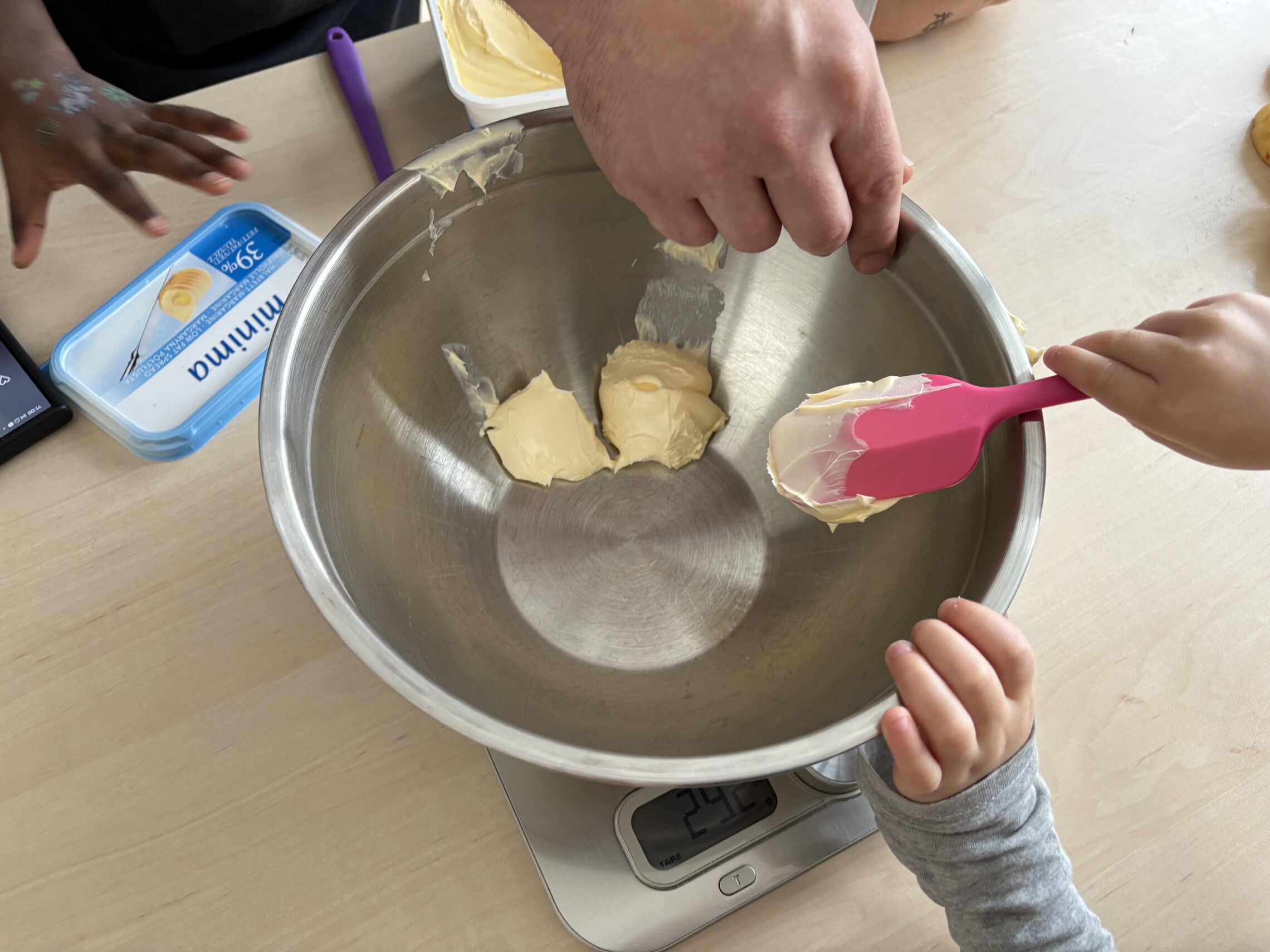 Butter in die Schuessel geben. 