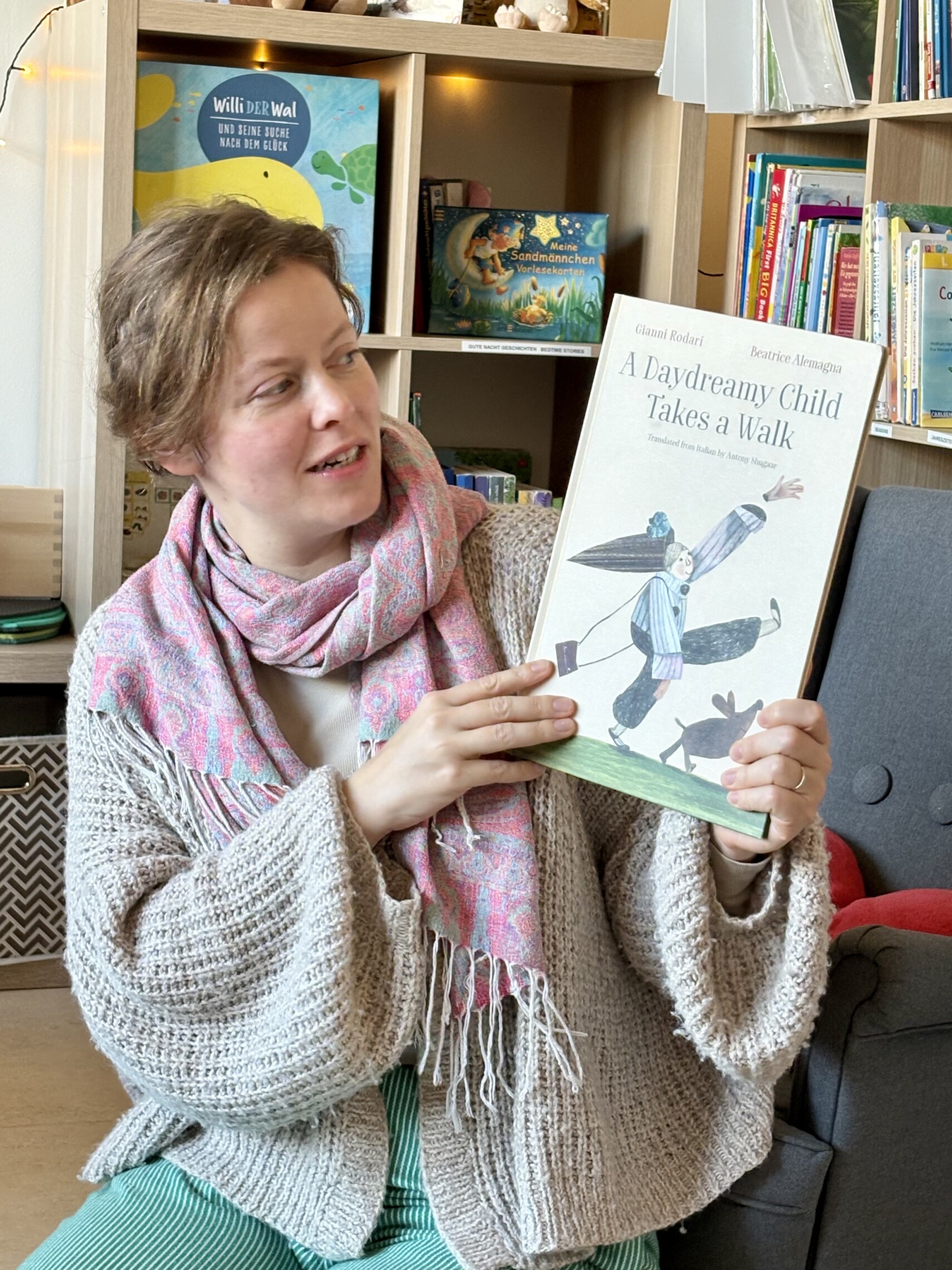 bilinguale Kita Kaulsdorf, Vorleserin mit dem Buch A dreamly child takes a walk