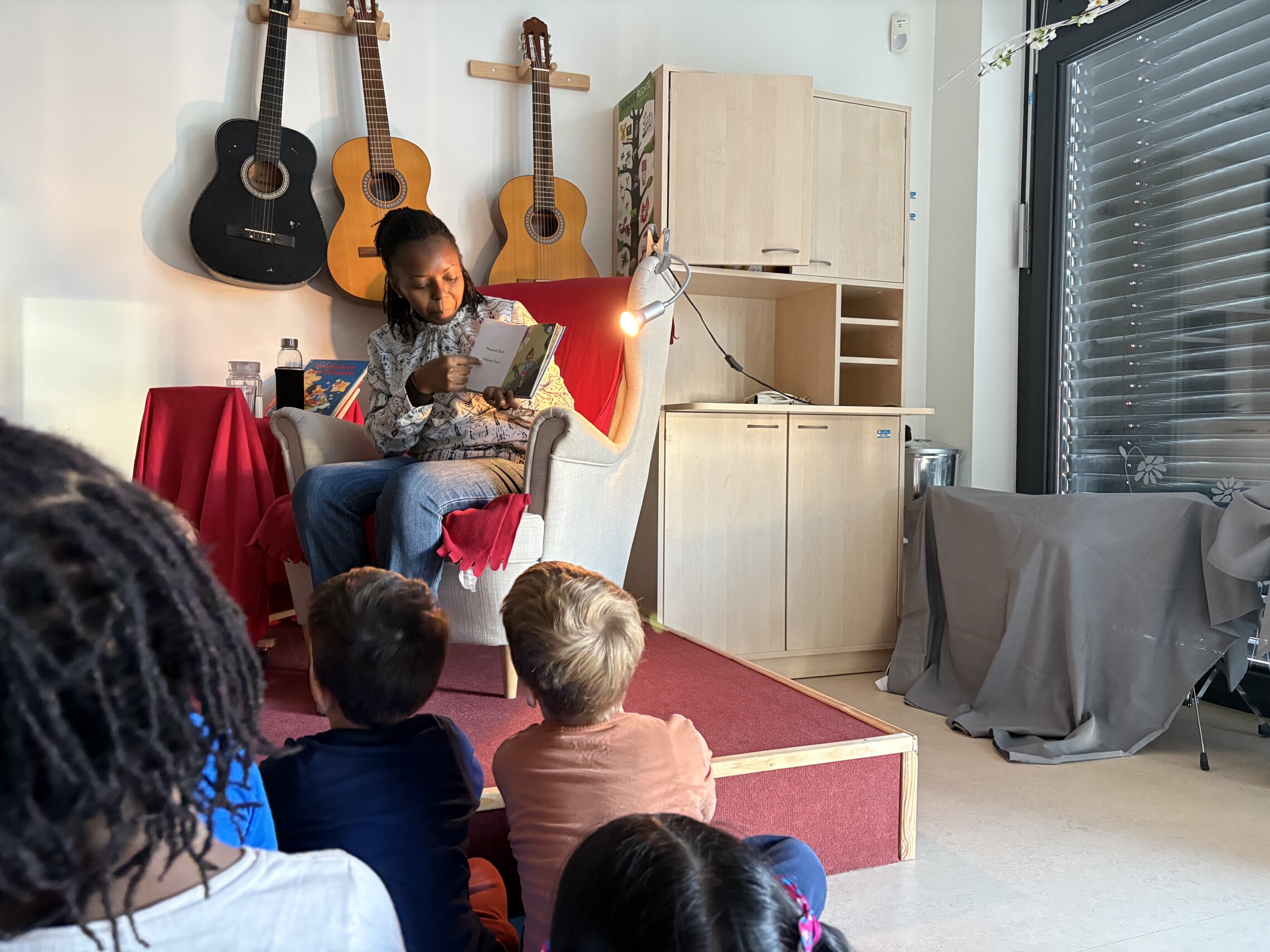 bilinguale kita in Kaulsdorf, Vorleserin ließt in suaheli vor