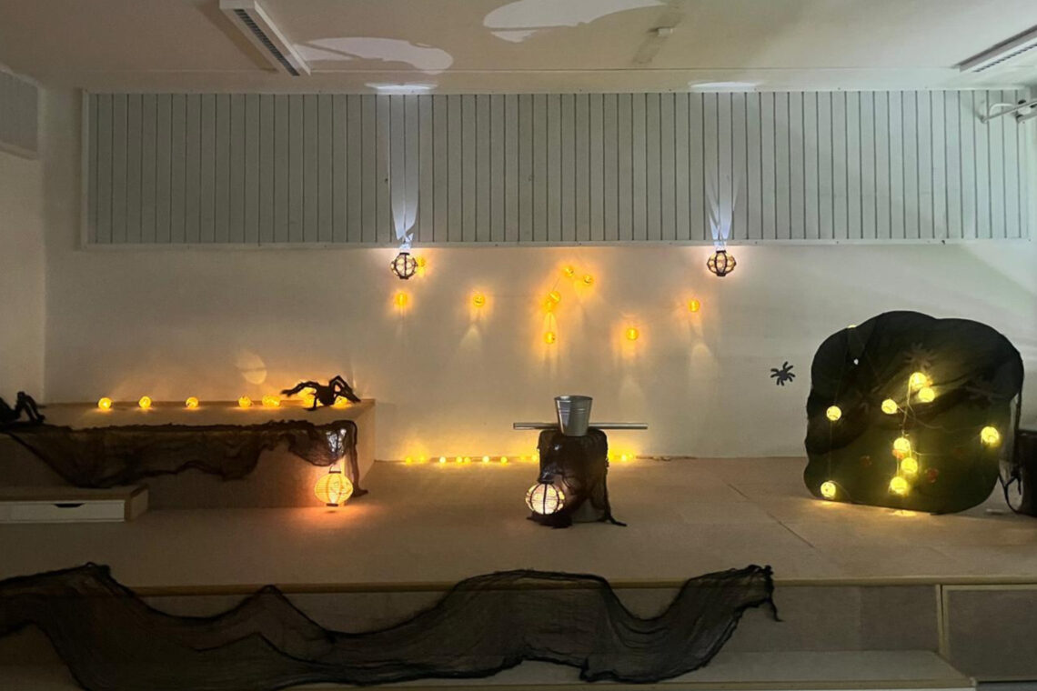 dreieins Grundschule Berlin-Kaulsdorf - Bühnenbild für das Halloween-Theaterstück