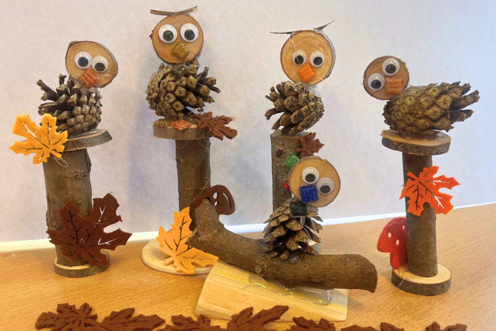 dreieins Grundschule Berlin-Kaulsdorf - Kunstwerke aus Ästen, Zapfen und Kastanien