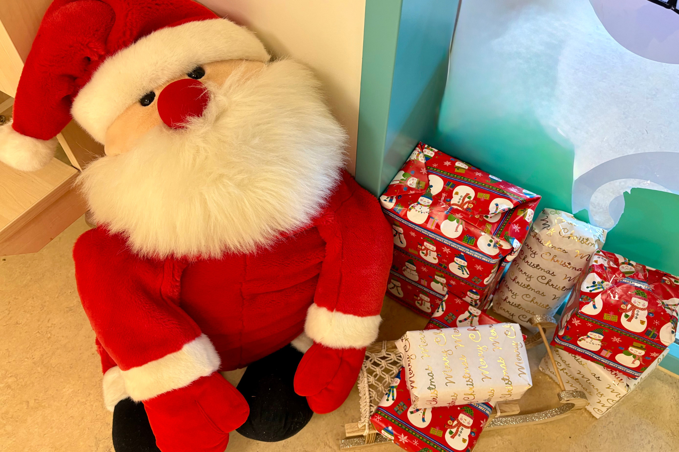 bilinguale Kita in Kaulsdorf: Weihnachtsdekoration mit Weihnachtsmann