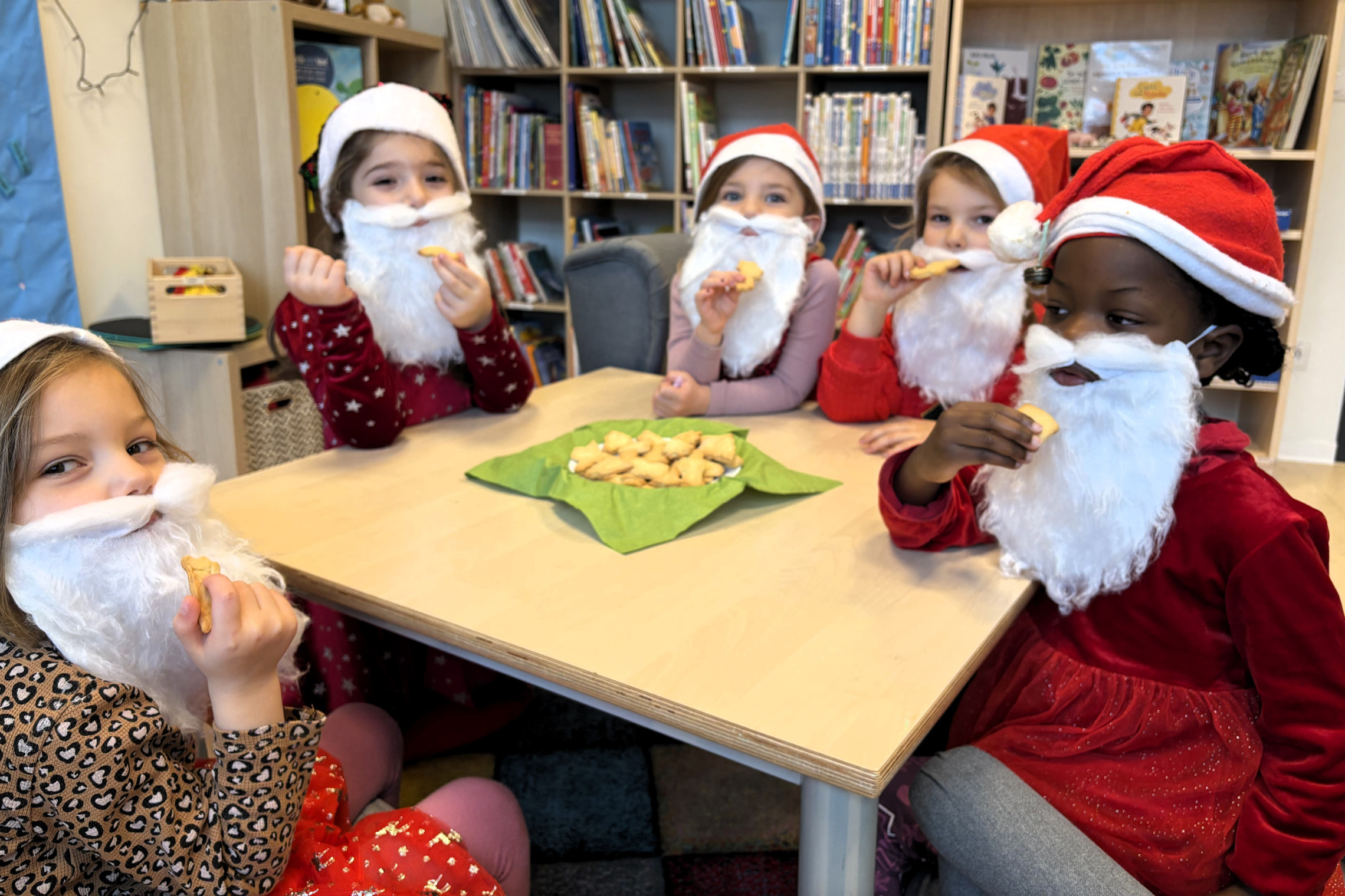 bilinguale_Kita_in Gemeinschaft: Wichtel essen Plätzchen