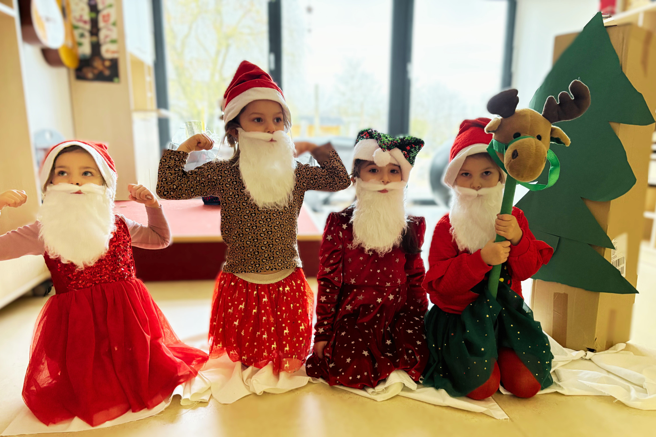 bilinguale Kita: Kinder spielen Wichteltheater