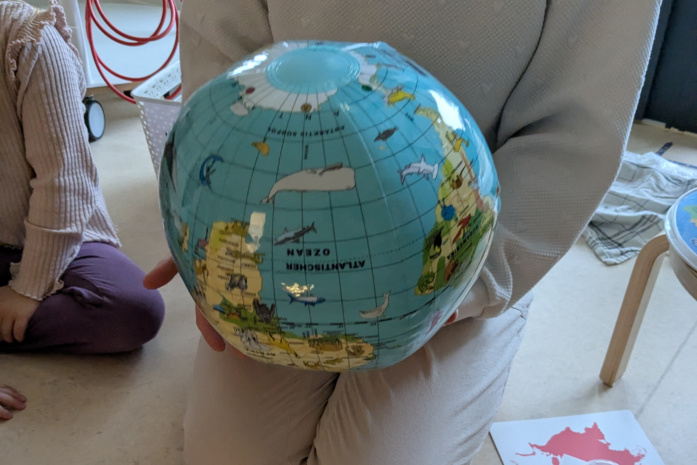 bilinguales Adventsprojekt: Globus mit Tieren