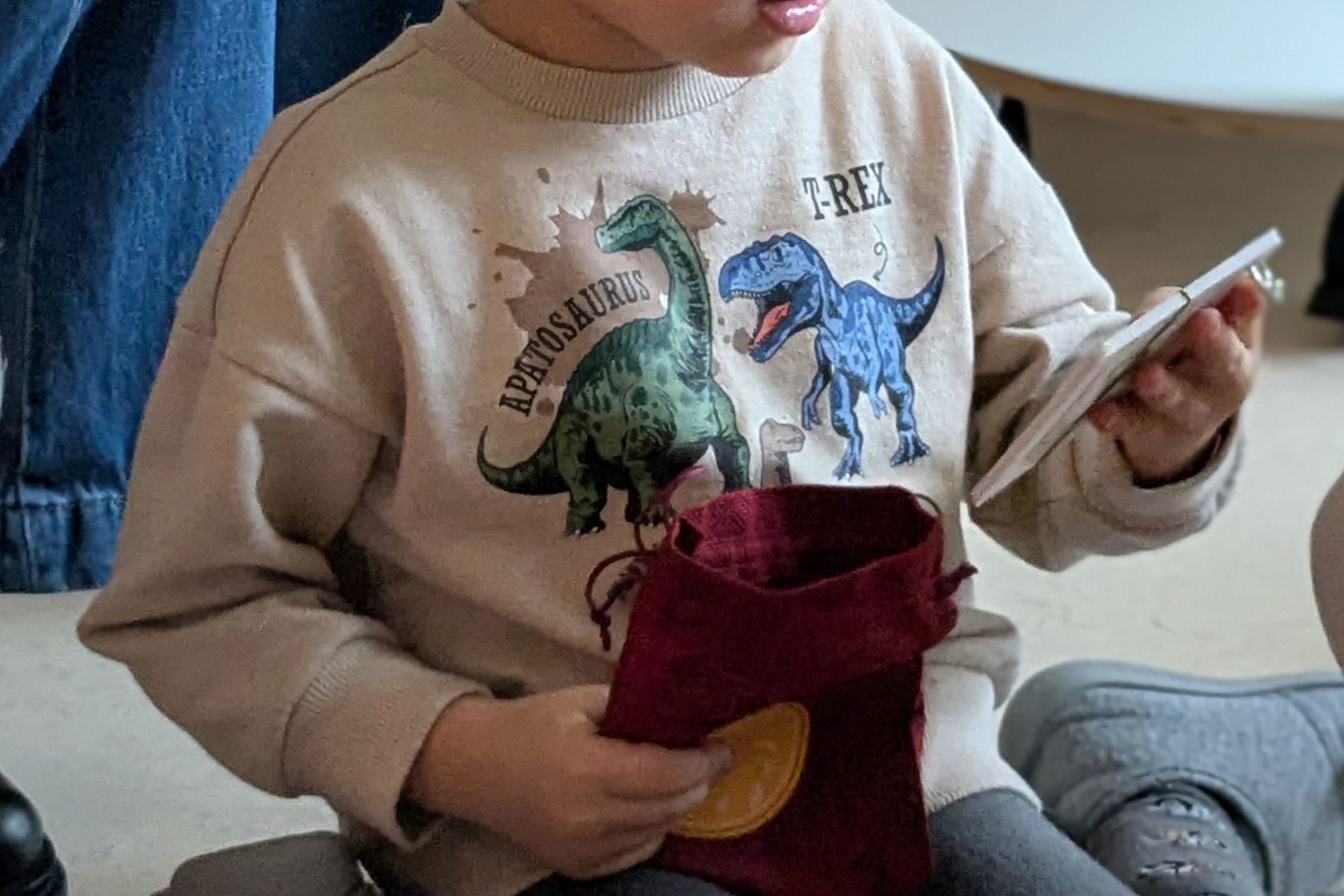 bilinguales Adventsprojekt mit Saeckchen und einem Buch