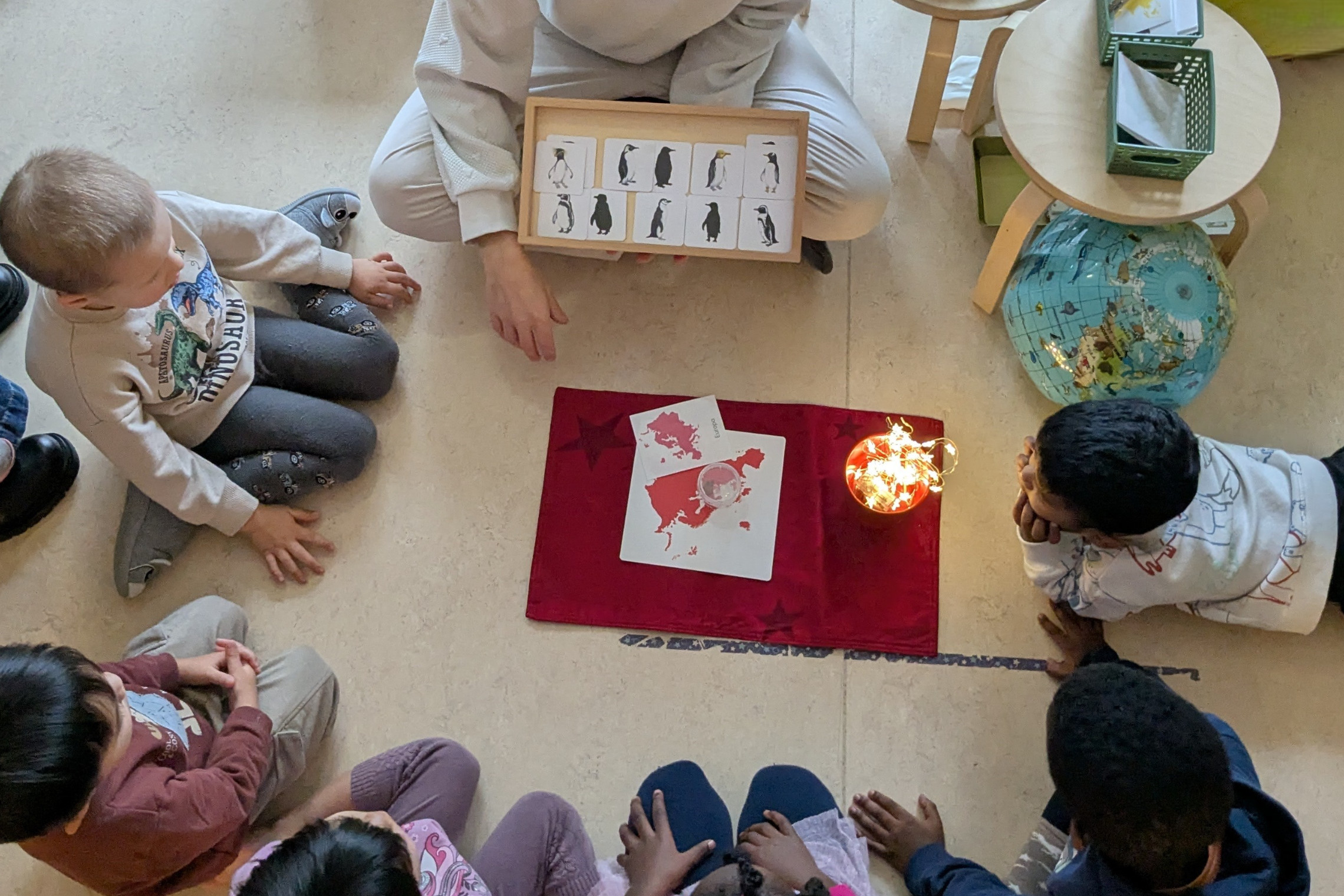 bilinguales Adventsprojekt: Gesprächskreis mit vielfältigen Materialien