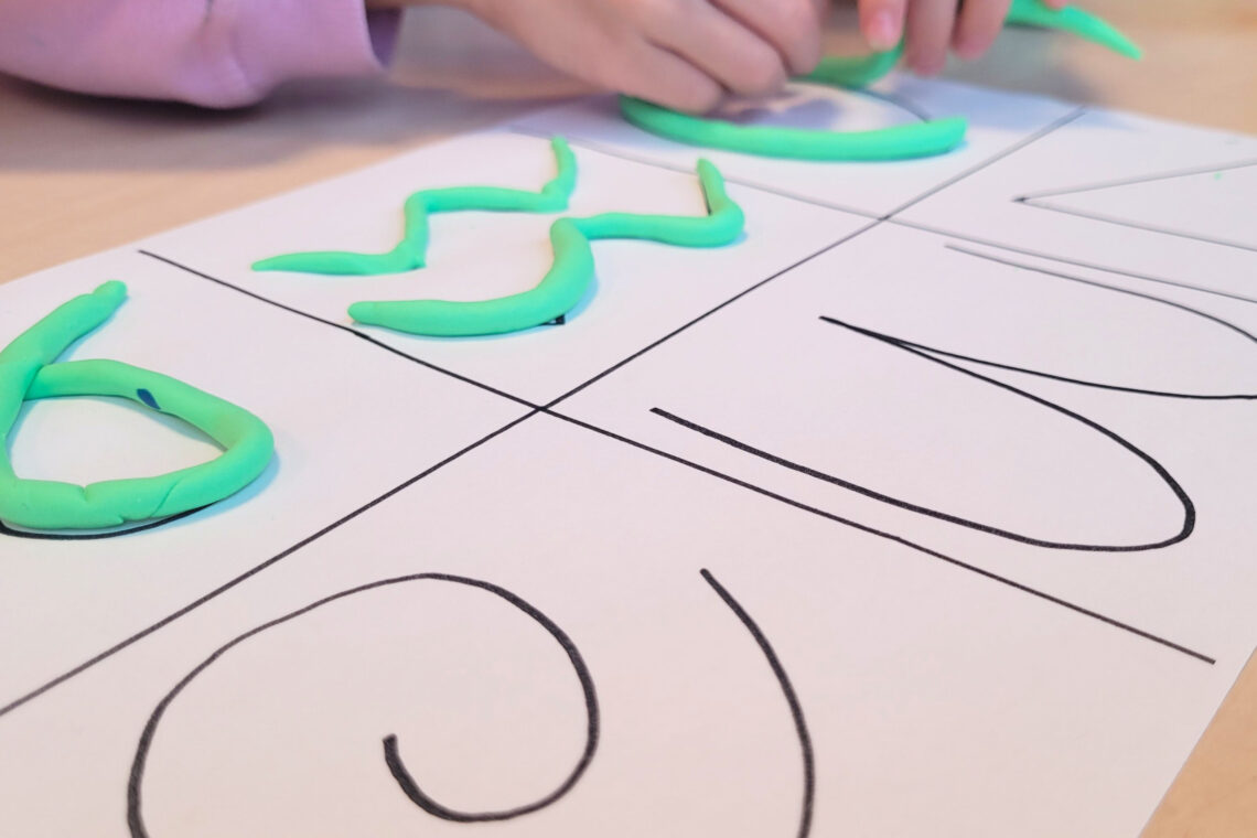 dreieins bilinguale Kindertagesstätte Berlin-Kaulsdorf – Graphomotorik-Schwungübungen dreieins bilinguale Kindertagesstätte Berlin-Kaulsdorf – Graphomotorik-Schwungübungen