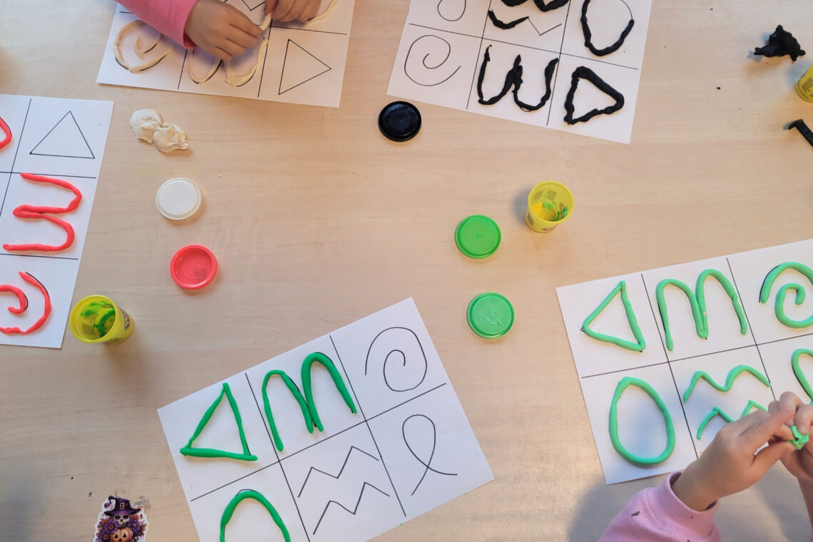 dreieins bilinguale Kindertagesstätte Berlin-Kaulsdorf – Mit Knete Formen nachlegen dreieins bilinguale Kindertagesstätte Berlin-Kaulsdorf – Mit Knete Formen nachlegen