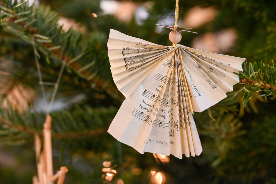 dreieins Grundschule Berlin-Kaulsdorf - Engel am Tannenbaum