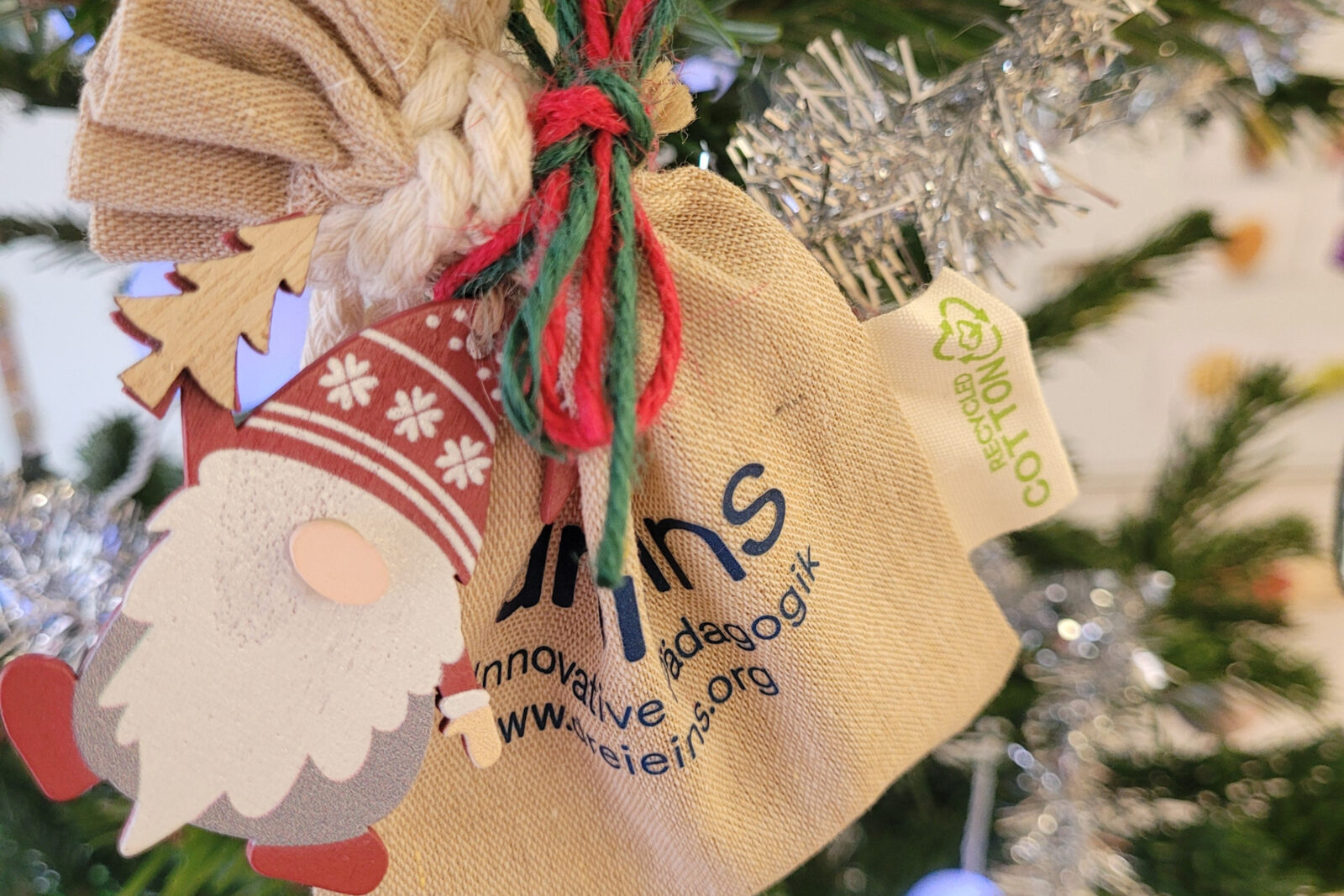 dreieins Grundschule Berlin-Kaulsdorf - Weihnachtssäckchen am Tannenbaum