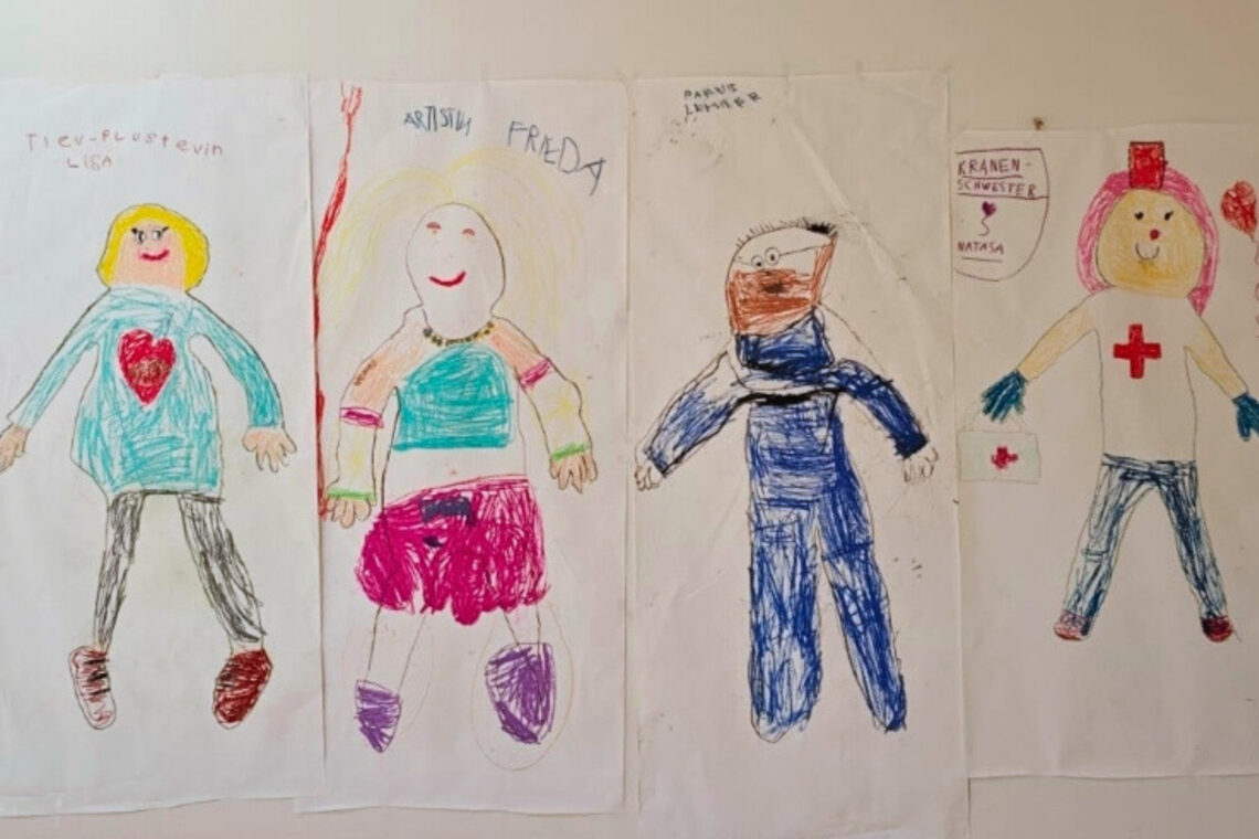 dreieins bilinguale Kindertagesstätte Berlin-Kaulsdorf – Mein Zukunfts-Ich - Ausstellung im Bewegungsraum