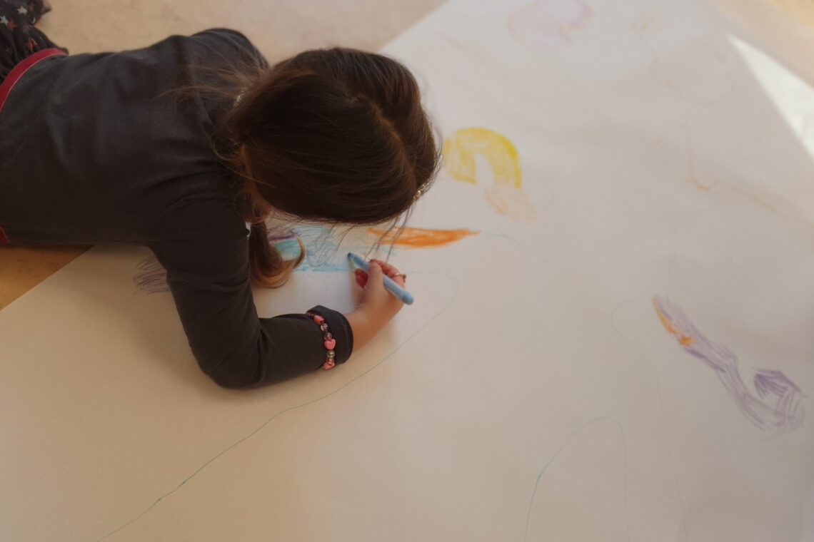 dreieins bilinguale Kindertagesstätte Berlin-Kaulsdorf – Vom Körperumriss zum Selbstporträt