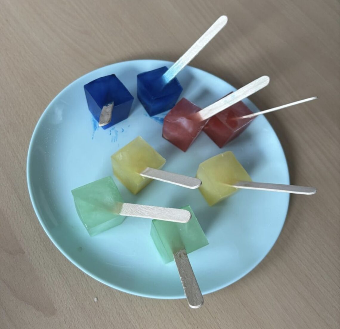 bildk-nstlerisches-gestalten-experimentieren-und-malen-mit-eisw-rfeln