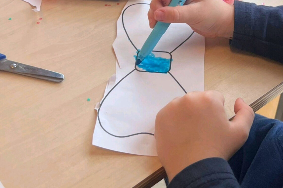 dreieins bilinguale Kindertagesstätte Berlin-Kaulsdorf – Die Dekoration für das Faschingsfest vorbereiten