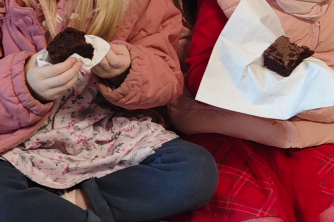 dreieins bilinguale Kindertagesstätte Berlin-Kaulsdorf – Kuchenkauf für ein soziales Projekt