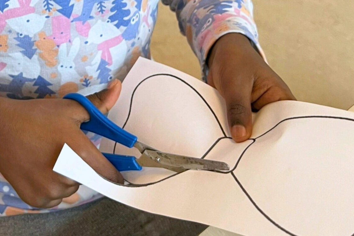 dreieins bilinguale Kindertagesstätte Berlin-Kaulsdorf – Schleifen für Girlanden ausschneiden