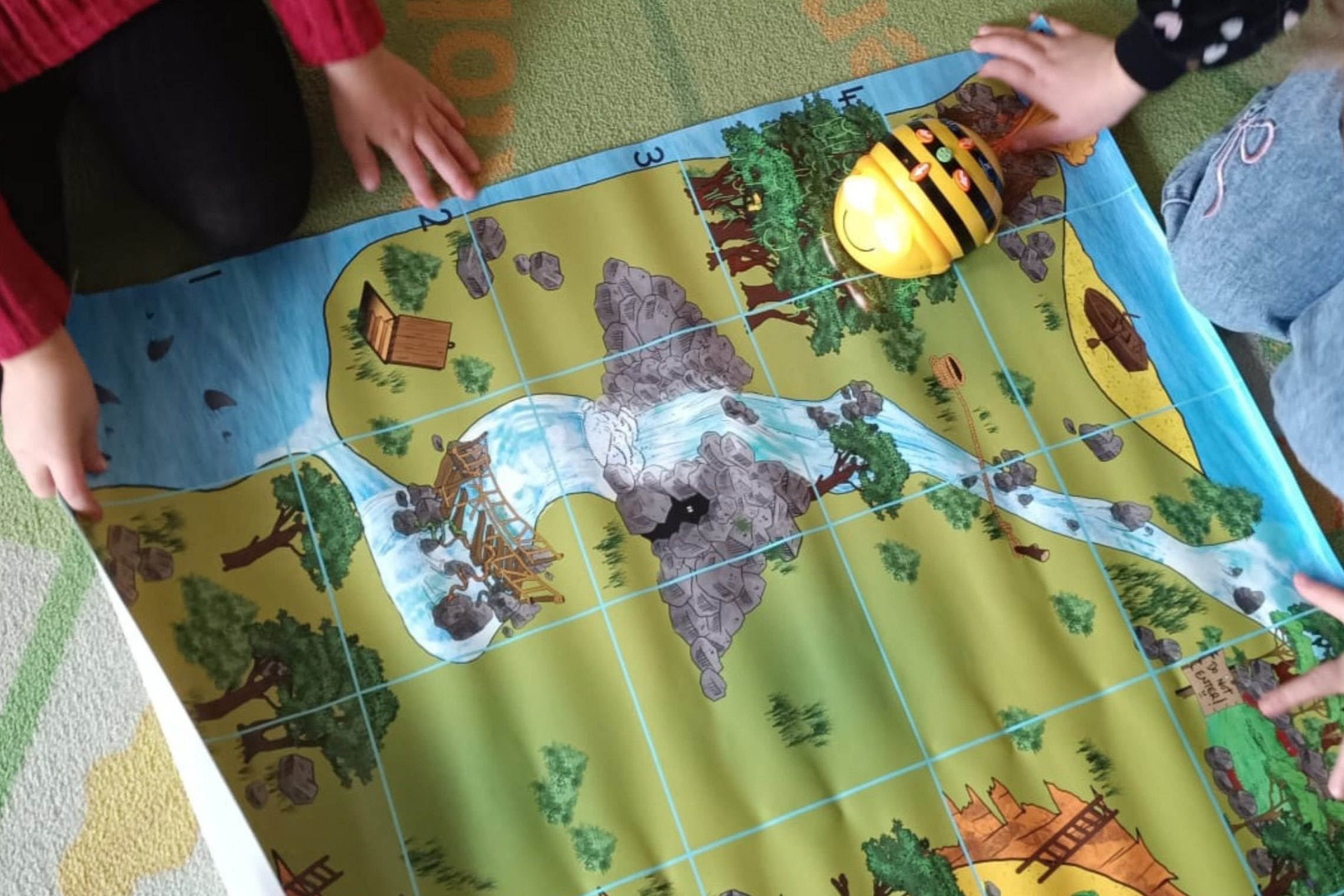 dreieins Kindertagesstätte Berlin-Kaulsdorf – Erstes Programmieren mit dem Bee-Bot
