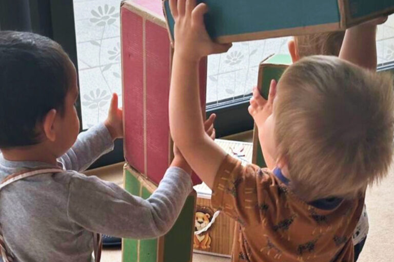 dreieins bilinguale Kindertagesstätte Berlin-Kaulsdorf – Bauen und Balancieren