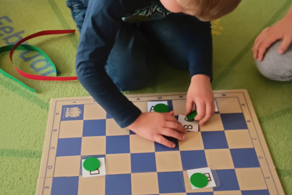 dreieins Kindertagesstätte Berlin-Kaulsdorf - Erste Schritte auf dem Schachbrett dreieins Kindertagesstätte Berlin-Kaulsdorf - Erste Schritte auf dem Schachbrett