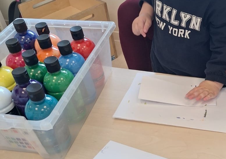dreieins bilinguale Kindertagesstätte Berlin-Kaulsdorf – Kreatives Gestalten mit Farben