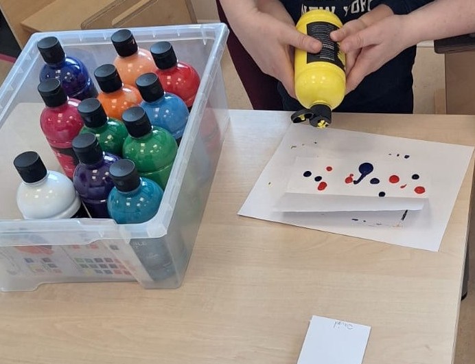 dreieins bilinguale Kindertagesstätte Berlin-Kaulsdorf – Muster und Farbverläufe entstehen