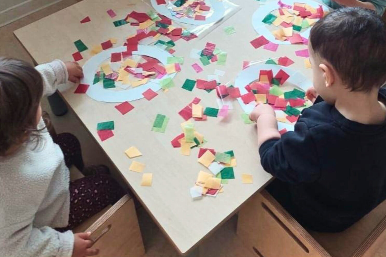 dreieins bilinguale Kindertagesstätte Berlin-Kaulsdorf - Experimentieren mit Farben und Formeni