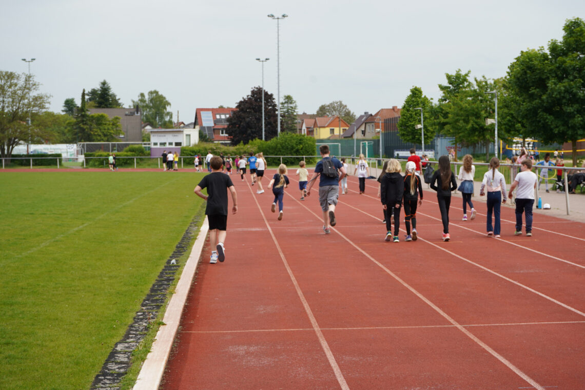 dreieins Grundschule Berlin-Kaulsdorf - Auf dem Sportplatz