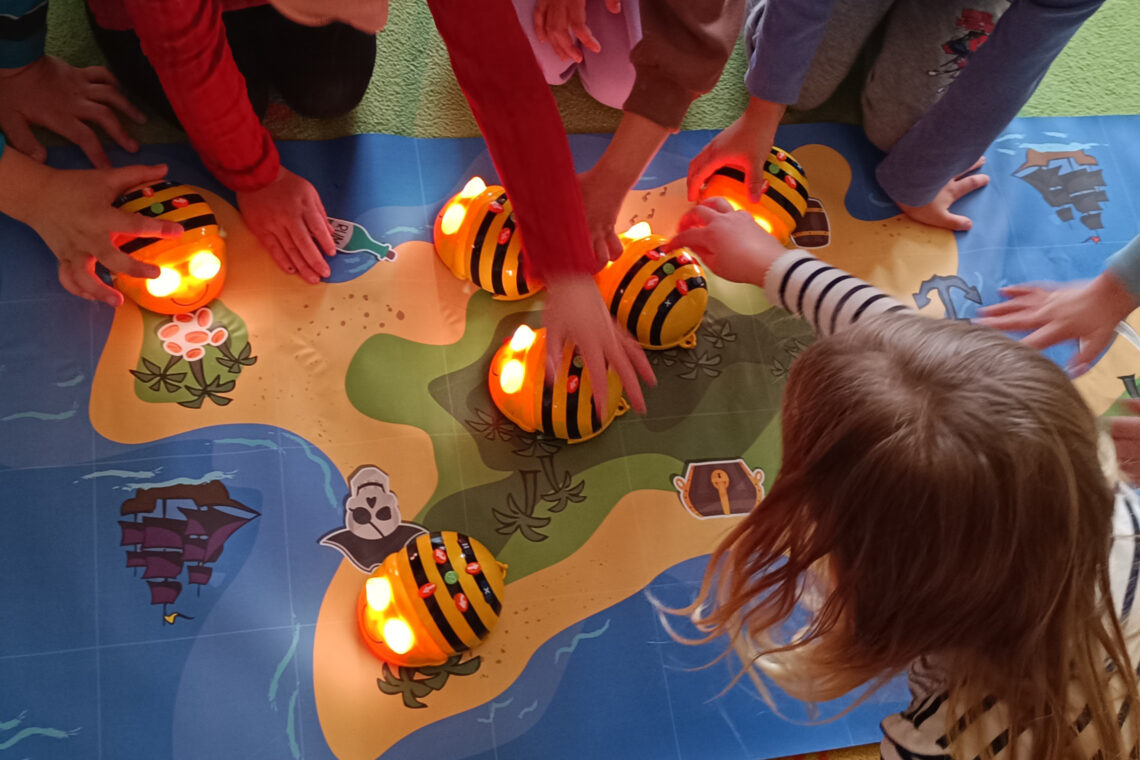 dreieins Kindertagesstätte Berlin-Kaulsdorf - Coding mit dem Bee-Bot