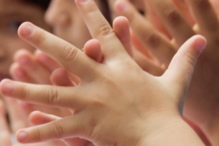 dreieins bilinguale Kindertagesstätte Berlin-Kaulsdorf - Applaus bei der Generalprobe zum Abschiedsfest