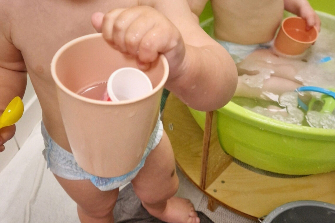 dreieins bilinguale Kindertagesstätte Berlin-Kaulsdorf - Experimente mit Wasser