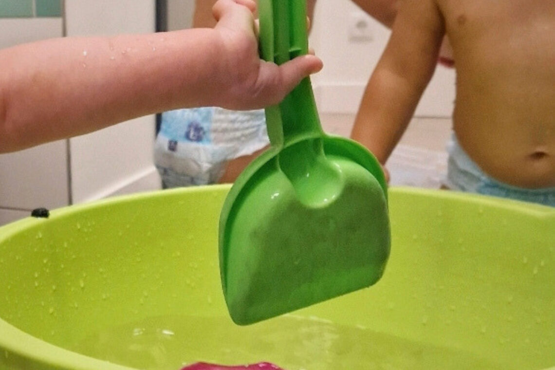 dreieins bilinguale Kindertagesstätte Berlin-Kaulsdorf - Kleine Hände entdecken Wasser