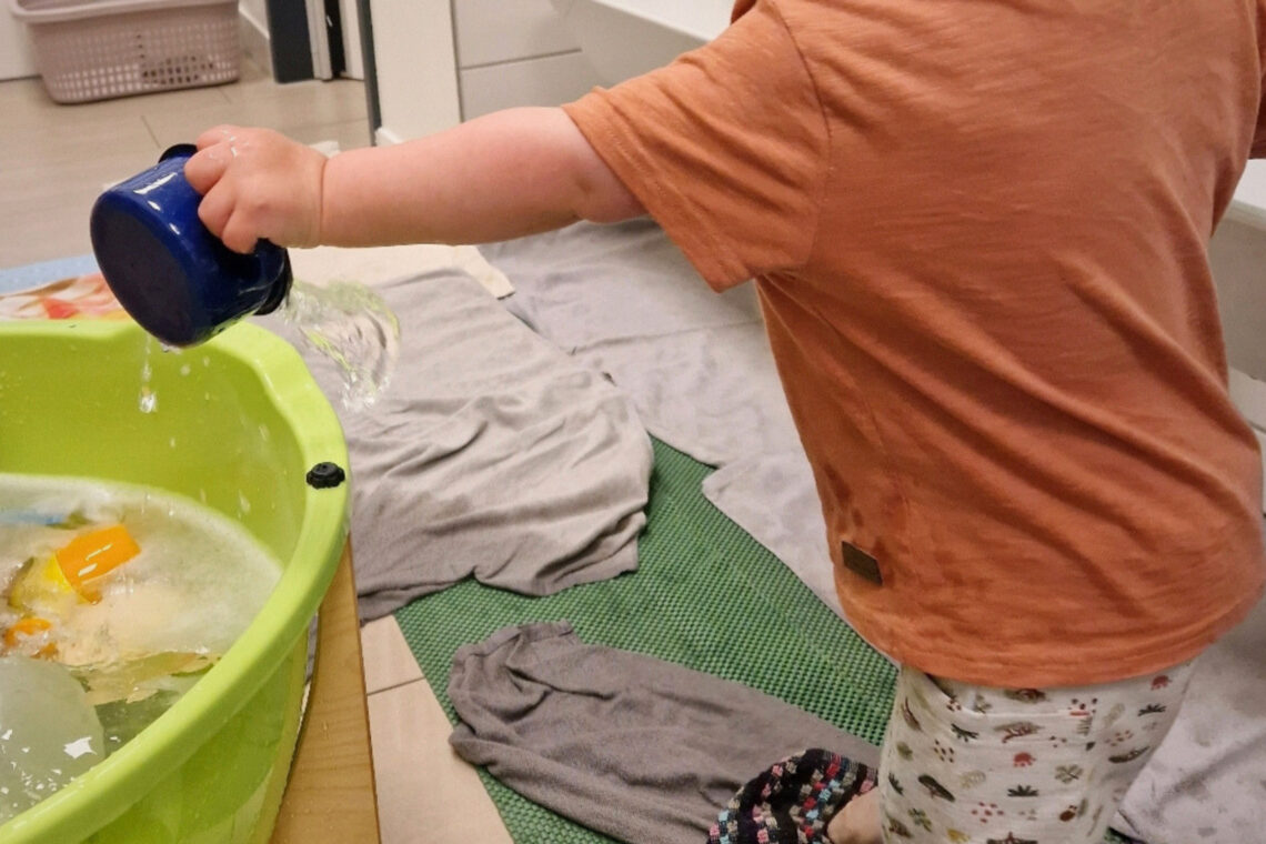 dreieins bilinguale Kindertagesstätte Berlin-Kaulsdorf - Mit Wasser experimentieren