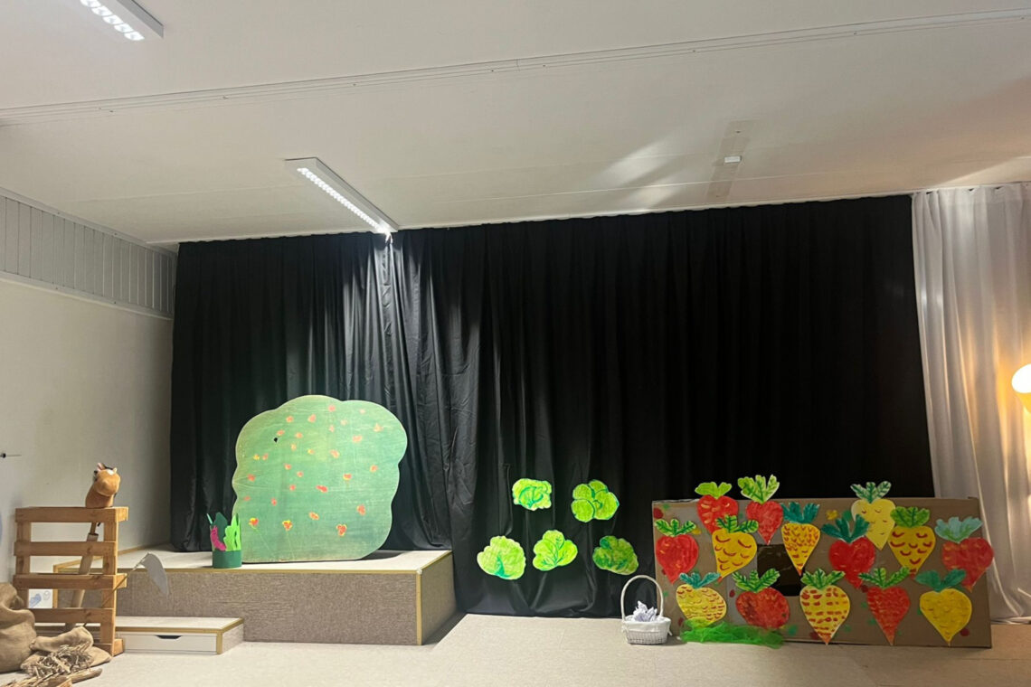 dreieins Grundschule Berlin-Kaulsdorf - Selbstgestaltetes Bühnenbild für das Rüben-Theaterstück dreieins Grundschule Berlin-Kaulsdorf - Selbstgestaltetes Bühnenbild für das Rüben-Theaterstück