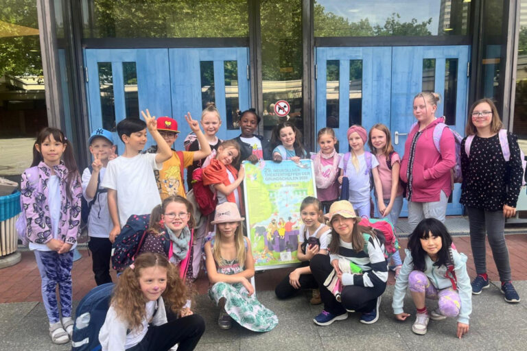 dreieins Grundschule Berlin-Kaulsdorf - Theater erweckt Geschichten zum Leben