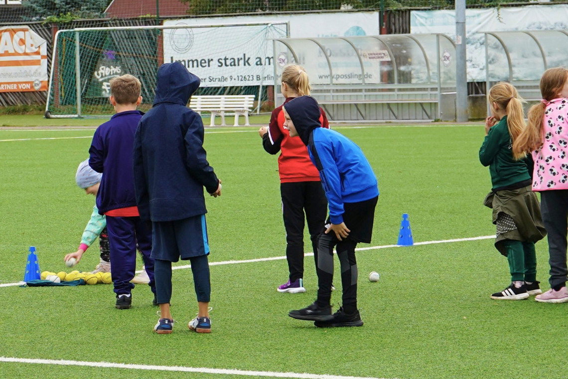 dreieins Grundschule Berlin-Kaulsdorf - Auf dem Sportplatz